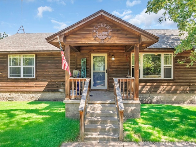 922 Oak Ridge St, Ardmore, OK 73401 - chalet / cabin featuring roof with shingles, a front lawn, and covered porch