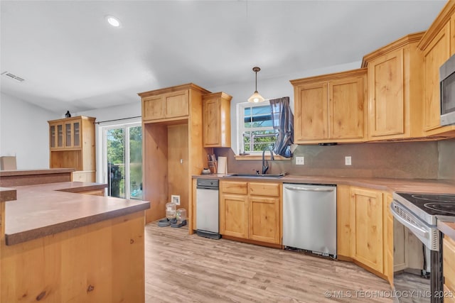 922 Oak Ridge St, Ardmore, OK 73401 - kitchen with stainless steel appliances, plenty of natural light, light wood-type flooring, backsplash, and recessed lighting