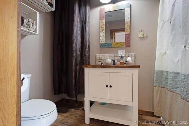 420722 E 1920th Rd, Antlers, OK 74523 - bathroom featuring toilet, vanity, baseboards, and wood finished floors