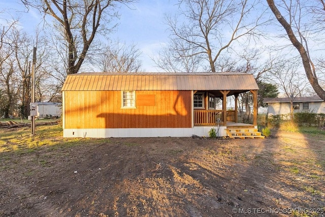 view of front of property with covered porch and metal roof