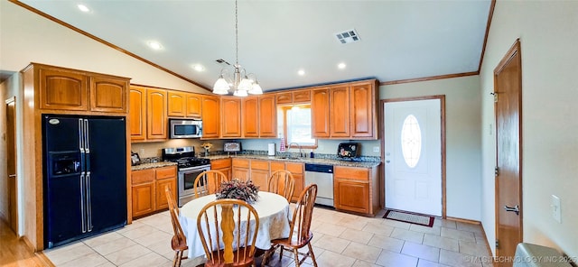 kitchen with visible vents, a notable chandelier, a sink, stainless steel appliances, and vaulted ceiling