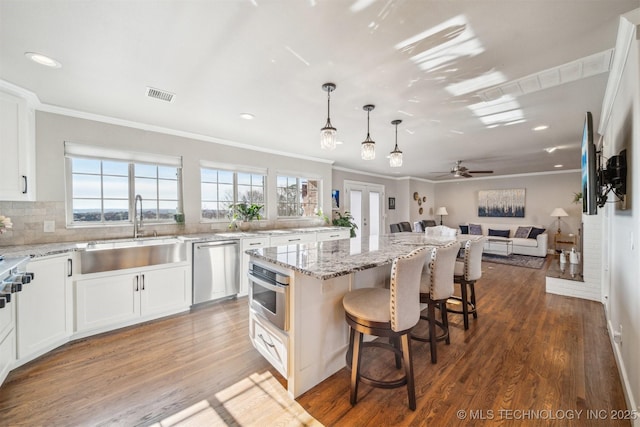 122 Osage Ridge Dr, Sand Springs, OK 74063 - kitchen featuring visible vents, a breakfast bar, a sink, stainless steel appliances, and open floor plan