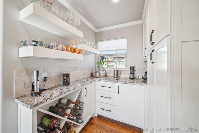 122 Osage Ridge Dr, Sand Springs, OK 74063 - bar featuring decorative backsplash, wood finished floors, a bar, and ornamental molding