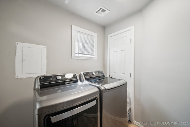 laundry room with visible vents, baseboards, laundry area, and washing machine and clothes dryer