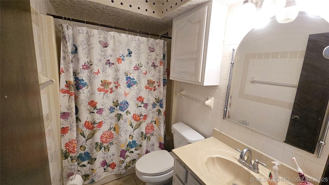 full bath with vanity, a shower with curtain, tile walls, toilet, and backsplash