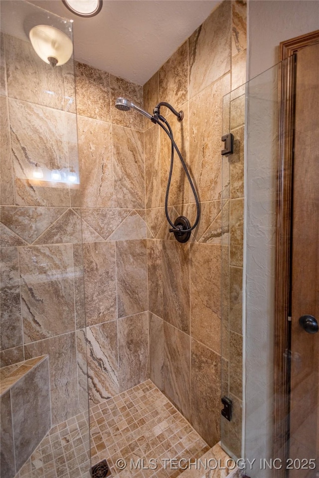 bathroom featuring tiled shower