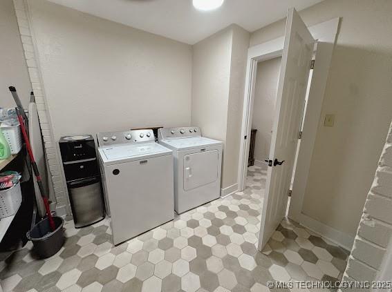 121 F SW, Ardmore, OK 73401 - laundry room with washing machine and dryer and light floors
