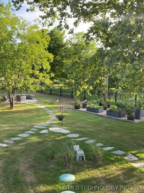 8700 S Union Ave, Tulsa, OK 74132 - surrounding community with a garden and a yard