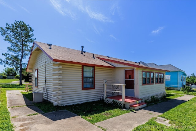 703 N Sioux Ave, Claremore, OK 74017 - view of front of property with roof with shingles and log siding