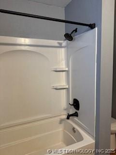 full bath with shower / bathtub combination