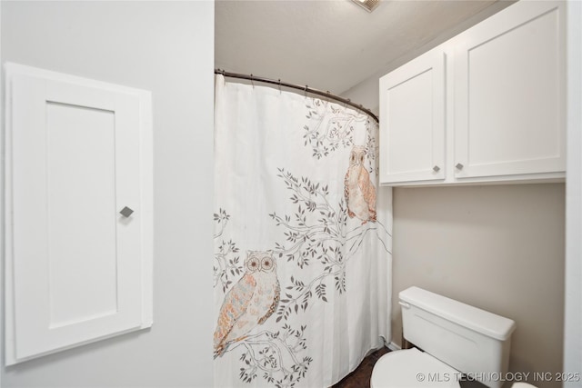 42 Diamond Head Dr Unit 42, Sand Springs, OK 74063 - full bathroom featuring toilet and curtained shower