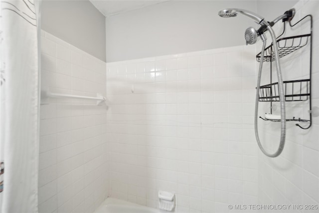 42 Diamond Head Dr Unit 42, Sand Springs, OK 74063 - bathroom featuring shower / bathtub combination with curtain