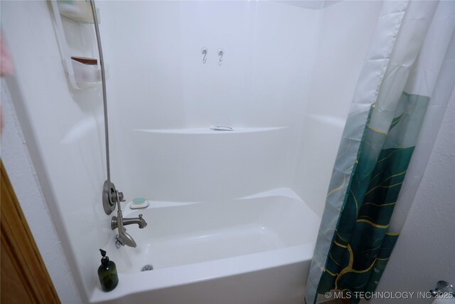 bathroom with shower / bath combo