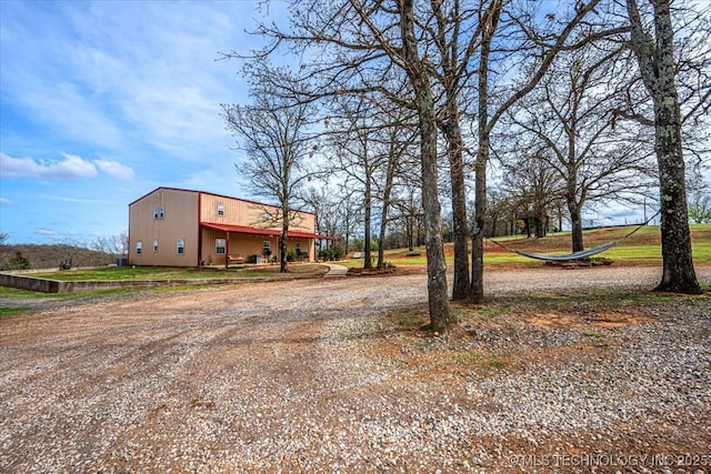 view of yard with driveway