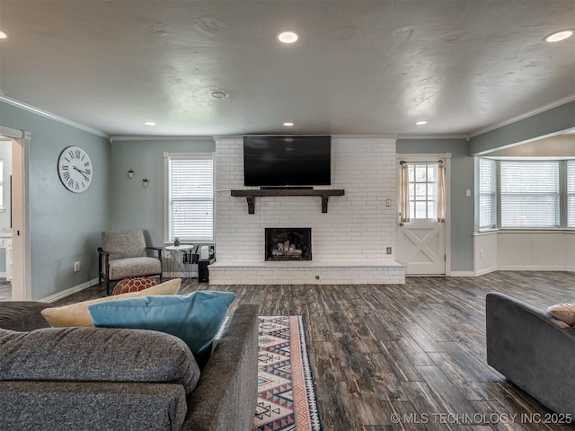 living room featuring plenty of natural light, ornamental molding, and wood finished floors