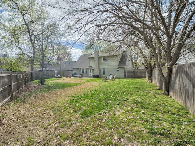 view of yard featuring a fenced backyard
