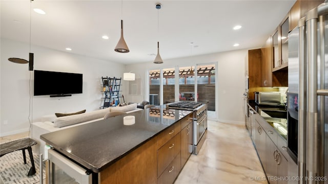 kitchen featuring recessed lighting, stainless steel appliances, a spacious island, baseboards, and open floor plan