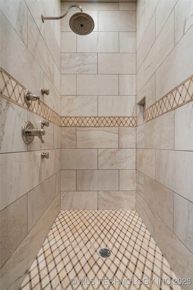 3528 S Wheeling Ave, Tulsa, OK 74105 - bathroom featuring a tile shower