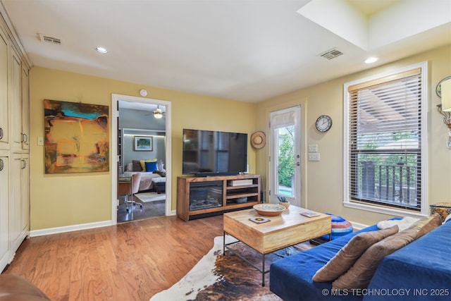 living area featuring wood finished floors, baseboards, visible vents, ceiling fan, and recessed lighting
