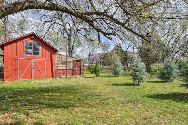view of yard with an outdoor structure