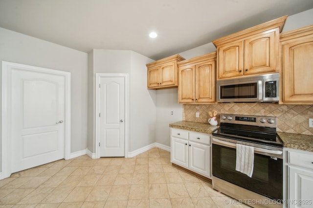 12916 E 181st St S, Bixby, OK 74008 - kitchen with stainless steel appliances, baseboards, decorative backsplash, and recessed lighting
