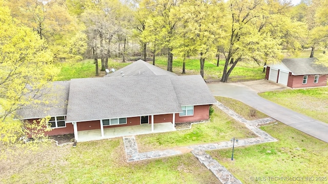 bird's eye view featuring a forest view