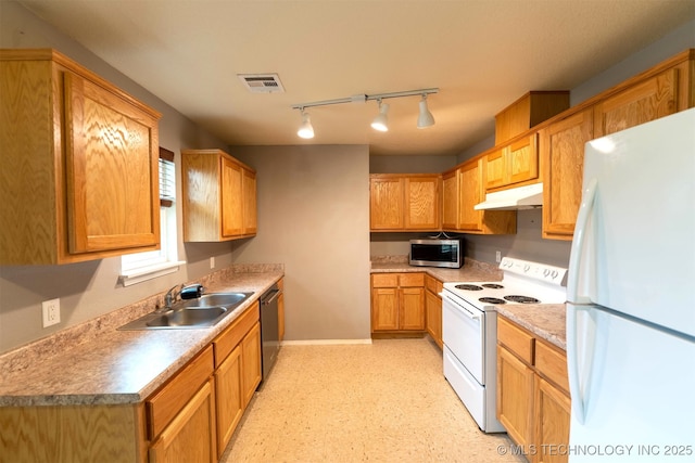 464888 E 1010th Rd, Sallisaw, OK 74955 - kitchen featuring visible vents, a sink, under cabinet range hood, stainless steel appliances, and light floors