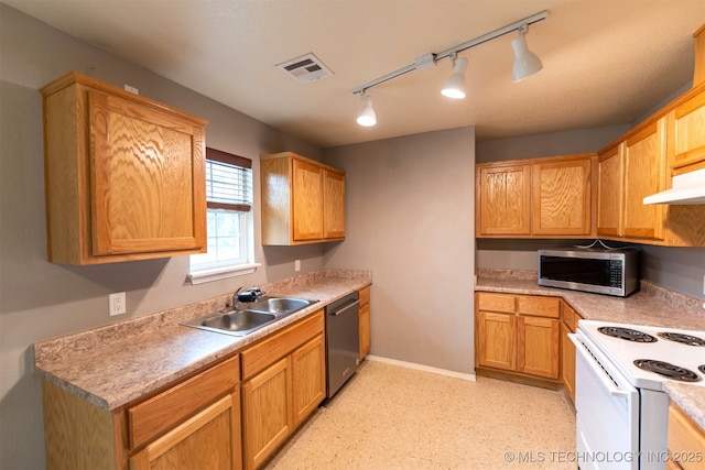464888 E 1010th Rd, Sallisaw, OK 74955 - kitchen featuring light countertops, visible vents, light floors, stainless steel appliances, and a sink