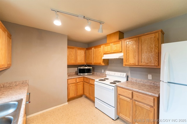 464888 E 1010th Rd, Sallisaw, OK 74955 - kitchen featuring white appliances, under cabinet range hood, light countertops, a sink, and baseboards