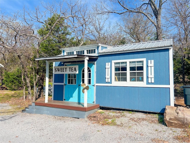 view of outdoor structure with an outbuilding
