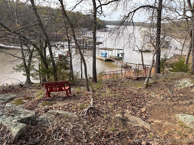 view of yard featuring a floating dock and a water view