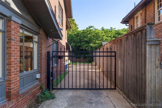 1225 E 18th St, Tulsa, OK 74120 - view of gate