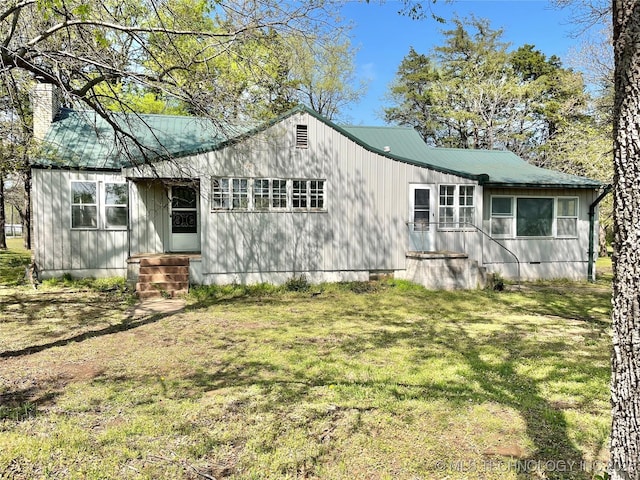 view of front of house featuring crawl space and a front lawn