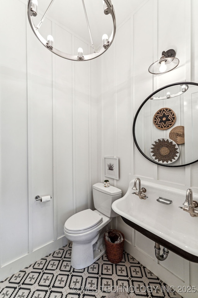 101 Lower Greenway, Carlton Landing, OK 74432 - half bathroom with a decorative wall and toilet