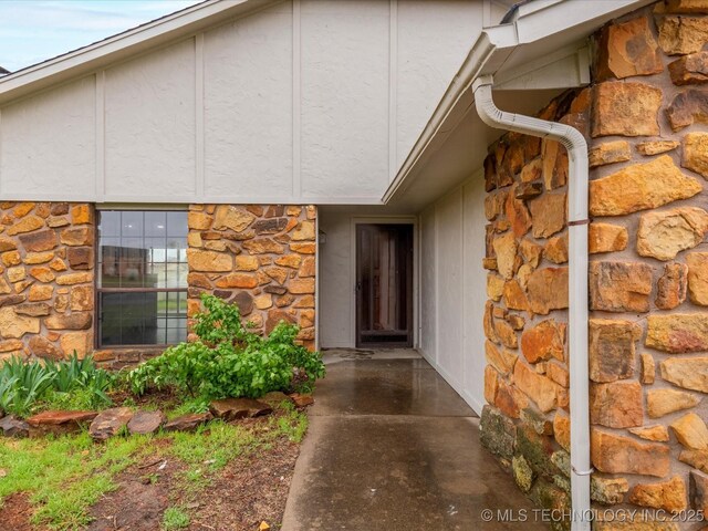 208 NE Spruce Ave, Bartlesville, OK 74006 - doorway to property with stone siding