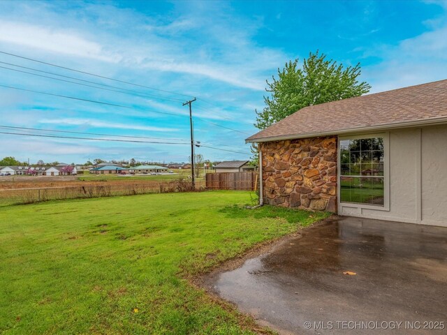 208 NE Spruce Ave, Bartlesville, OK 74006 - view of yard featuring fence