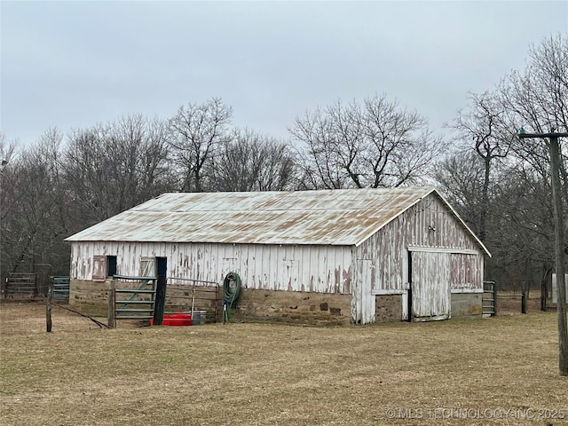 view of pole building featuring fence