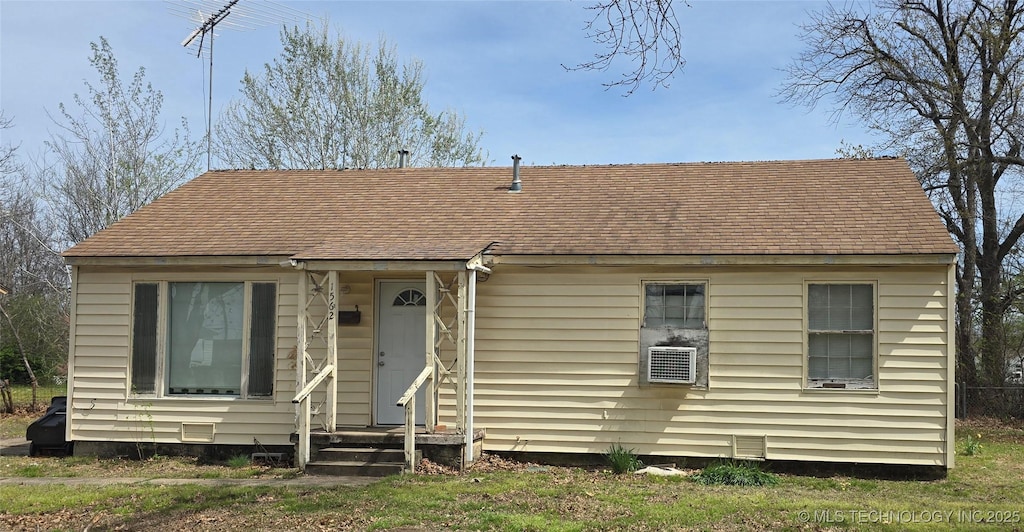 bungalow-style home featuring a shingled roof