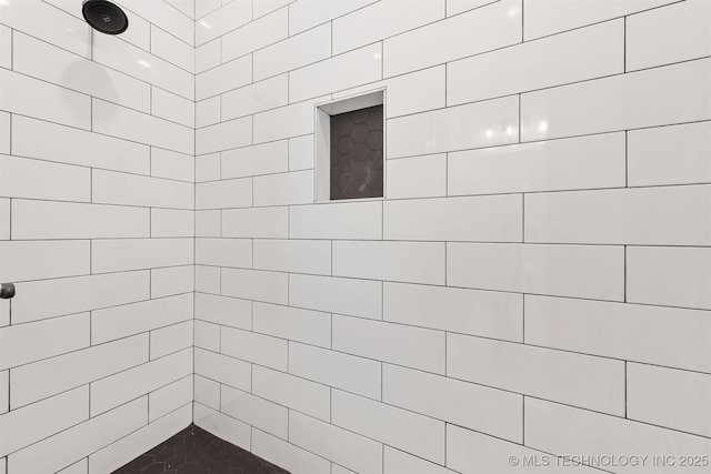 bathroom featuring tiled shower