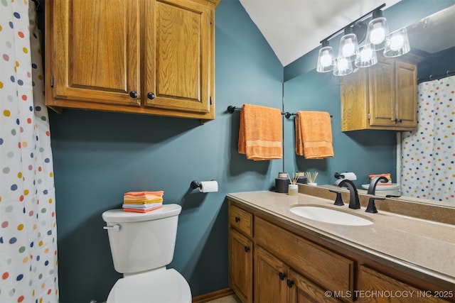 626 Countrywood Way, Sapulpa, OK 74066 - bathroom featuring vanity, lofted ceiling, and curtained shower