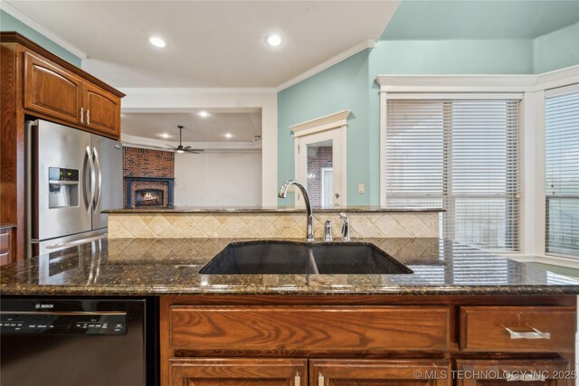 6673 E 60th Pl, Tulsa, OK 74145 - kitchen with stainless steel fridge with ice dispenser, dishwashing machine, a sink, a ceiling fan, and crown molding
