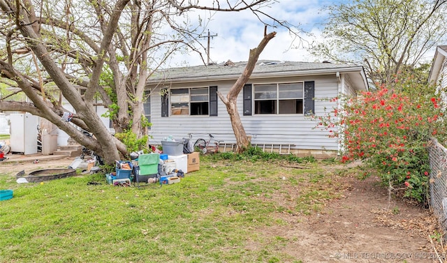 view of front facade featuring a front yard