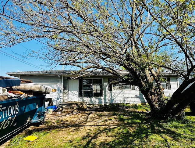 view of front of property with a front lawn
