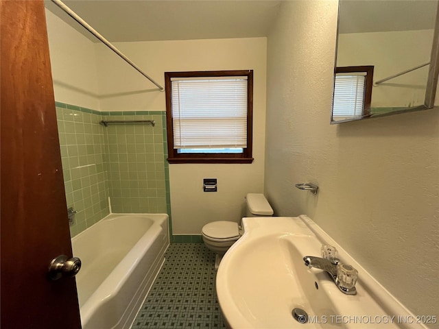1421 E 50th St S, Tulsa, OK 74105 - full bath with toilet, tile patterned floors, a sink, baseboards, and bathing tub / shower combination
