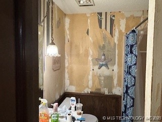 901 S Anthony St, Muskogee, OK 74403 - full bathroom with toilet and a shower with shower curtain