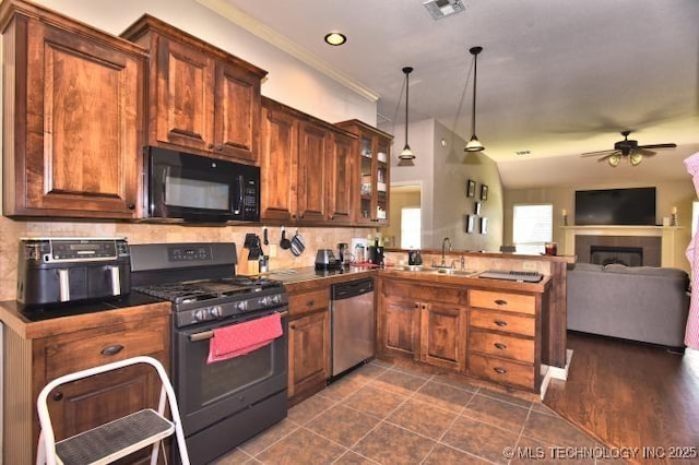 kitchen with visible vents, a sink, ceiling fan, dark countertops, and black appliances