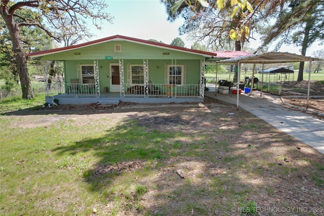 11847 Weaverville Ln, Kingston, OK 73439 - view of front facade with a porch, metal roof, and a front lawn