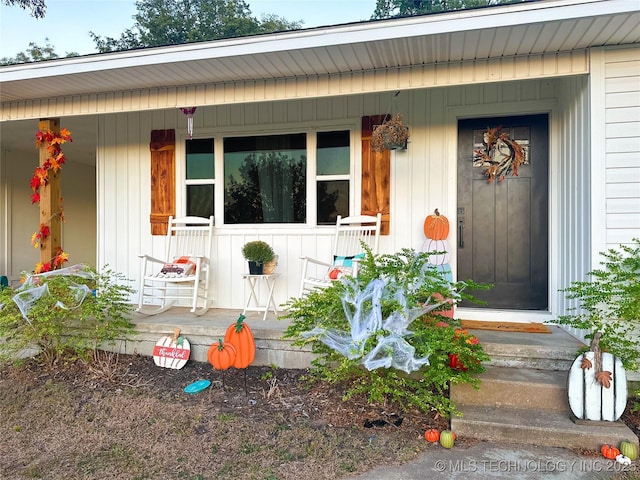 property entrance featuring covered porch