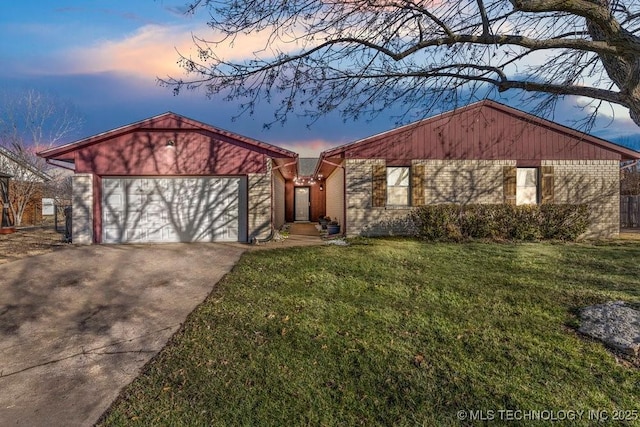 view of front of home featuring an attached garage, driveway, and a front yard