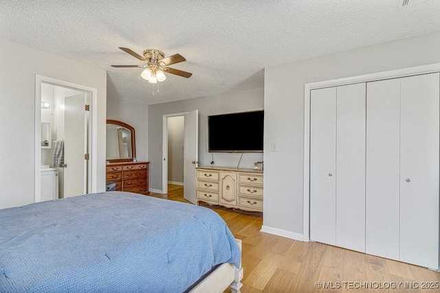 bedroom with light wood-style floors, connected bathroom, a textured ceiling, a closet, and a ceiling fan